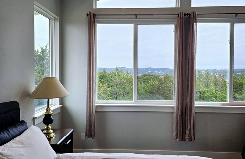Point Venture Apartment | 3BR/2BA Upper-Level Retreat. Lakeview. Community beach access.