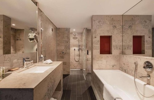 The Hague Center House | Experience Soothing Moments & LuxuryModern Unit for Business Travelers Near Alex