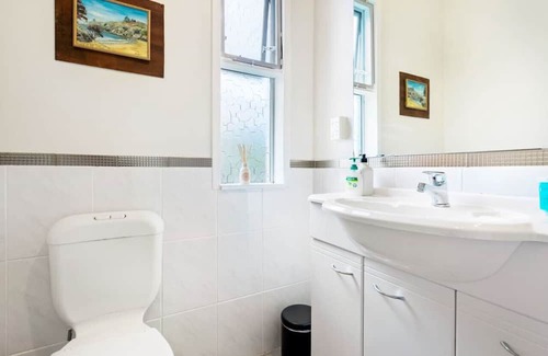 Tindalls Beach House | Harbour Retreat with sea views and BBQ
