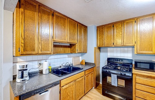 Midwest City House | Dog-friendly home bordered by a park with open layout, W/D, internet, & AC