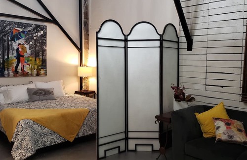 Western Division Apartment | Spacious Loft King-Bed & Sofa centrally-located #1