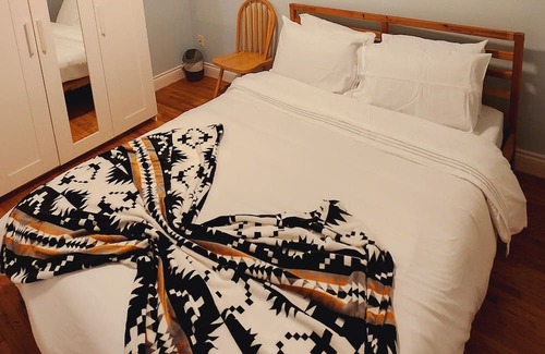 Burlington House | Luxurious Downtown Ground Floor Staycation. Newly furnished.