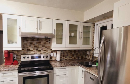 Burlington House | Luxurious Downtown Ground Floor Staycation. Newly furnished.