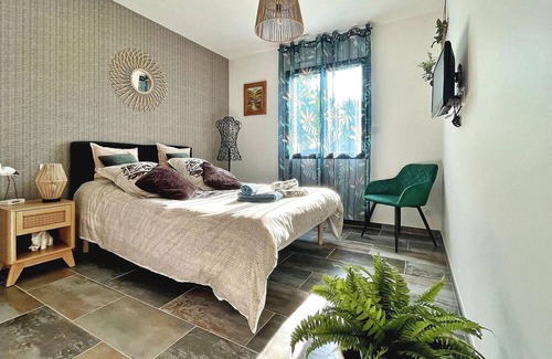Sainte-Cecile-les-Vignes House | Experience the charm of Sainte Cécile Les Vignes in this delightful, air-conditioned villa, an idyll