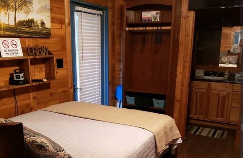 Lufkin Cabin | Cozy Corner Cabin close to hospitals