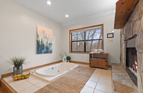 Blairsville Cabin | Romantic Cabin, Jacuzzi/Fireplace/Pet Friendly