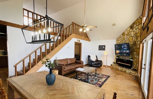 Blairsville Cabin | Charming Cabin, Fireplace, 2 King Beds