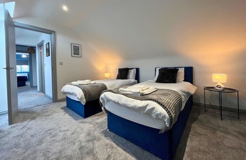 Doncaster House | Modern 3 Bedroom Home with Parking & Garden