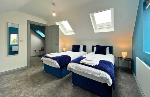 Doncaster House | Modern 3 Bedroom Home with Parking & Garden