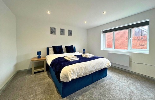 Doncaster House | Modern 3 Bedroom Home with Parking & Garden