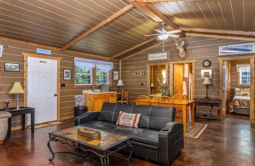 Cleora Cabin | The Egret Cabin - Accommodates 6 Guests