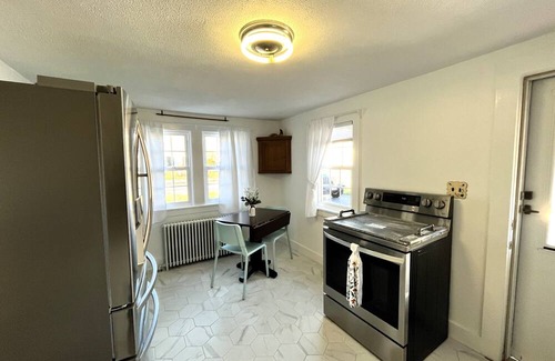 Hyannis House | 2 bedroom, 2 full baths, close to town. Sleeps 4