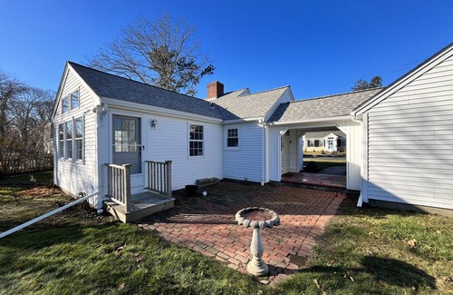 Hyannis House | 2 bedroom, 2 full baths, close to town. Sleeps 4