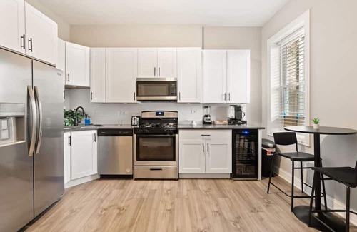 Woodlawn Apartment | Stylish 3-BR Oasis, Free Parking + Laundry!