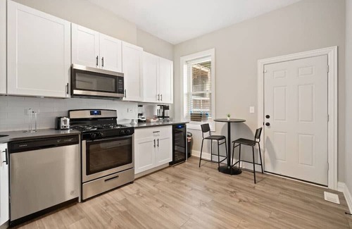 Woodlawn Apartment | Stylish 3-BR Oasis, Free Parking + Laundry!