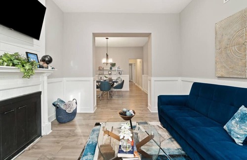 Woodlawn Apartment | Stylish 3-BR Oasis, Free Parking + Laundry!