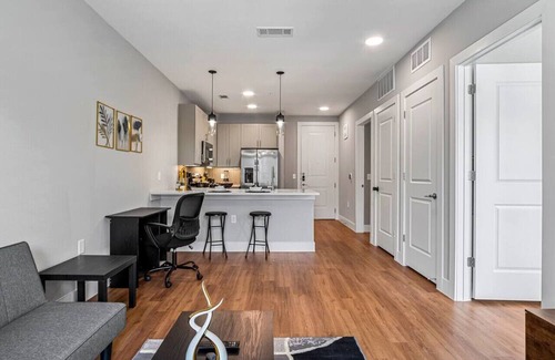 Fort Worth Apartment | Modern Elegance-1 King BR | Gym | Pool | Laundry
