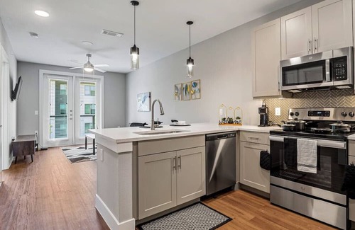 Fort Worth Apartment | Modern Elegance-1 King BR | Gym | Pool | Laundry