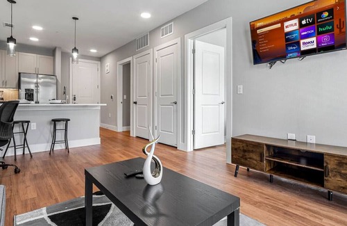 Fort Worth Apartment | Modern Elegance-1 King BR | Gym | Pool | Laundry