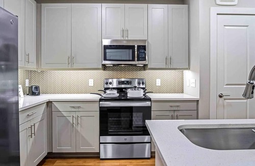 Fort Worth Apartment | Modern Escape: 1 King BR with Gym | Pool | Laundry