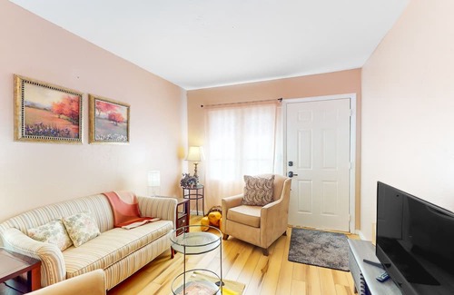 Gillespie Park Cottage | Charming dog-friendly cottage with patio & home office - near golf & the beach