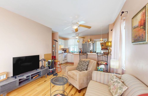 Gillespie Park Cottage | Charming dog-friendly cottage with patio & home office - near golf & the beach