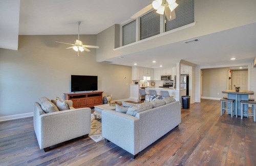 Statesboro Apartment | Downtown Loft - Above Bull Barrel Close to Georgia Southern