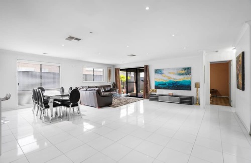 Truganina House | Spacious House @Truganina WIFI available 2.5km from Local Shopping Centre