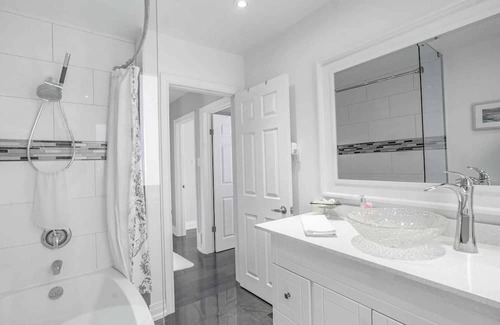 North York House | Family Oasis: 3 BEDROOM 2 BATHROOM Home+Garden+BBQ
