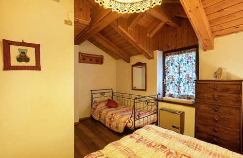 Gressan Apartment | Holiday Apartment "Casa Mimosa 1" with Mountain View, Shared Garden & Wi-Fi