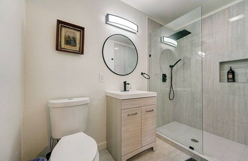 Central Oklahoma City Apartment | Art-Center of City-Fabulous shower