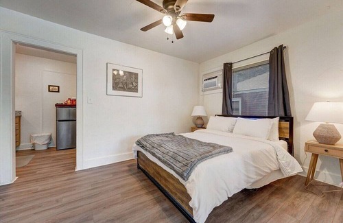 Central Oklahoma City Apartment | Art-Center of City-Fabulous shower