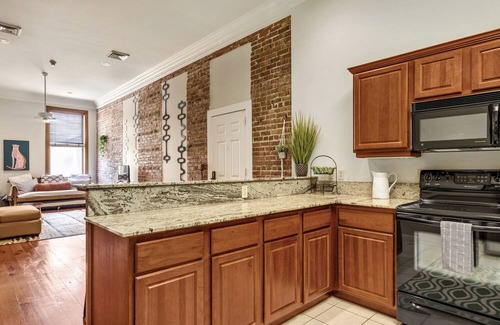 Downtown Apartment | Downtown Retro Penthouse Apartment w/ Private Gated Parking