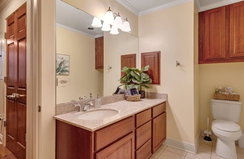 Downtown Apartment | Downtown Retro Penthouse Apartment w/ Private Gated Parking
