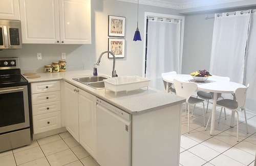Brampton House | Modern furnished and fully stocked 4 bed, 3 bath house in central Brampton
