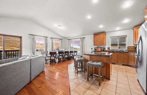 Park City Cabin | Cozy family friendly getaway 2 King Beds/Mountain View’s & Complimentary Coffee!