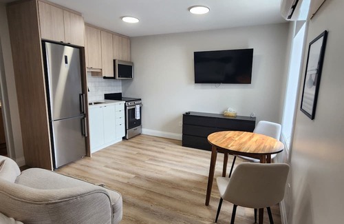 Kitchener Apartment | Trendy 1 Queen Bed Studio Prime Downtown location