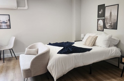 Kitchener Apartment | Trendy 1 Queen Bed Studio Prime Downtown location