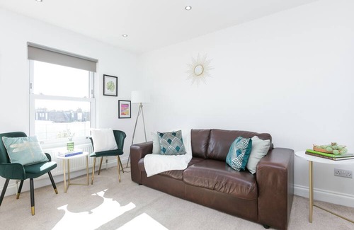Abbey Apartment | Stunning 2 bedrooms Apartment S/Wimbledon London with Parking and Strong WiFi.