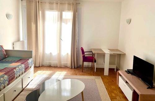 Suresnes Apartment | Homerez - Beautiful studio for 2 ppl. at Suresnes