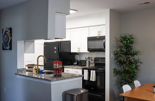 North Central Apartment | Luxury Apartment - 10 min from oceanfront