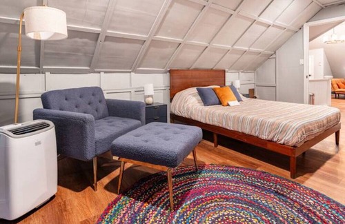Dayton Apartment | Central Loft+QUEEN bed+Near Miami Valley+Laundry+Free Parking+50in TV