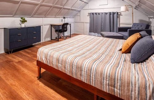 Dayton Apartment | Central Loft+QUEEN bed+Near Miami Valley+Laundry+Free Parking+50in TV