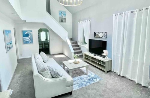 Indianapolis House | 10 min to Speedway! Large Home, Desirable Area!