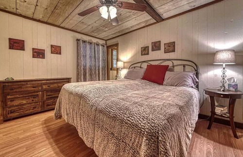 Andrews Cabin | Cozy modern Mountainview Cabin near Great Smoky Mountain National Park NC