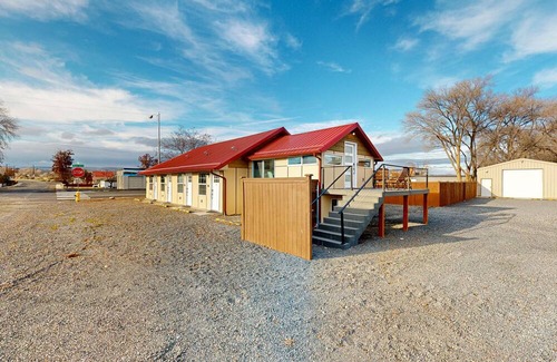 Soap Lake Apartment | Updated retreat with kitchenette, on-site laundry, private patio, & central AC