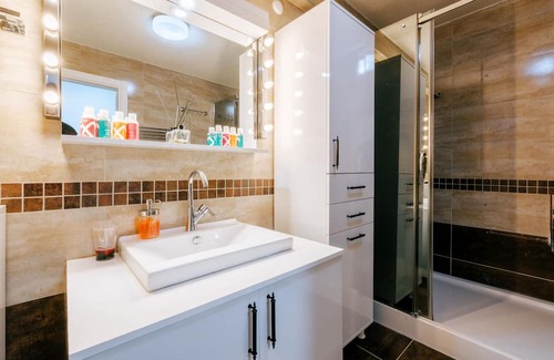 Pendik Apartment | Bright Flat, 9 Min to IstMarina