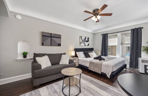 Oak Park Apartment | Charming Loft: King Bd/Elevator/Shops/Train/Bus/DT