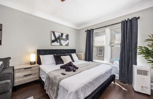 Oak Park Apartment | Charming Loft: King Bd/Elevator/Shops/Train/Bus/DT