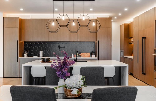 Central Okanagan Villa | West Kelowna Luxury Hillside Retreat - Pool & Rooftop Hot-Tub